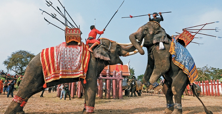 Show representando una lucha de elefantes (Ayyuthaya, Tailandia) FOTO: Reuters