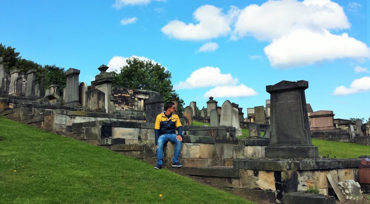 Descansando en las lápidas del cementerio de Calton (Edimburgo)
