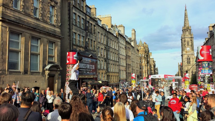 La Royal Mile en agosto durante el Fringe Festival (Edimburgo)