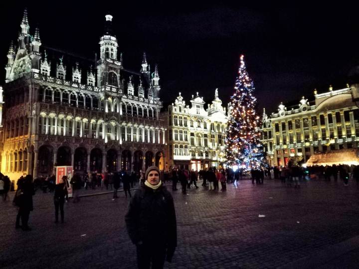 La Navidad destaca en la Grand Place de Bruselas (Bélgica)