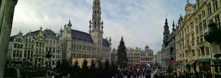 Panorámica de la majestuosa Grand Place de Bruselas (Bélgica)